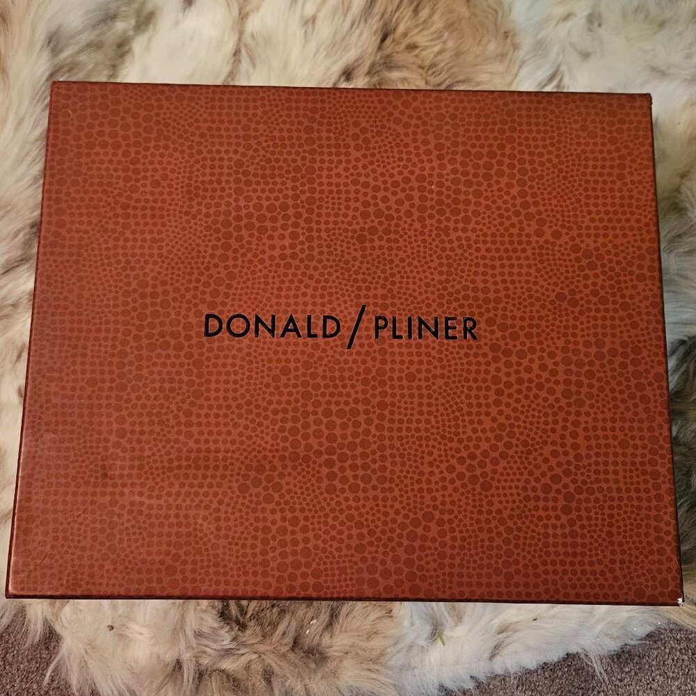 NIB Donald Pliner Leather Rhinestone Pumps, 7.5 - Picture 6 of 12